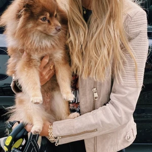 Jofama Jacka - Jofama Rookie X Kristine Ullberg i strl 36. En väldigt limited jacka som inte längre finns att köpa ny. Nypris 2499, använd få gånger, material Mocka. 