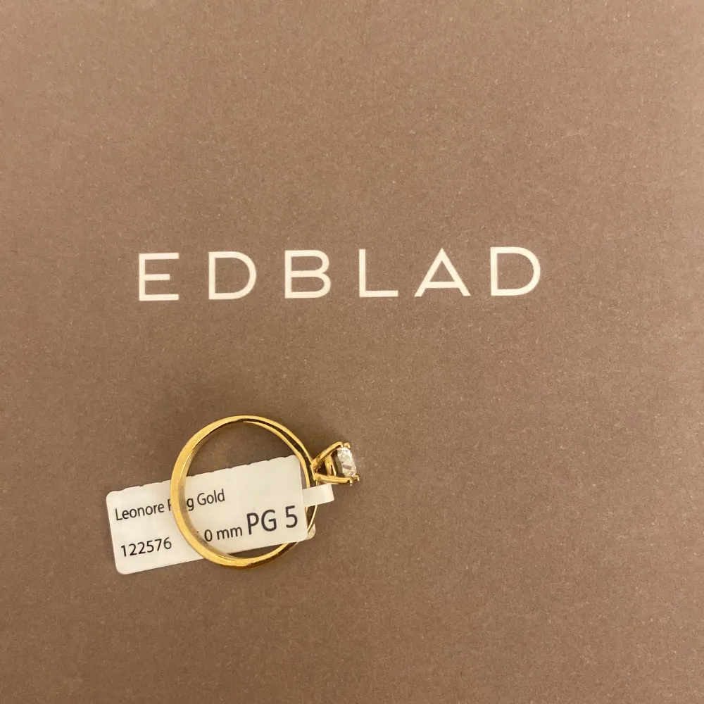 Helt ny guldig ring från Edblad i storlek xs (16.0 mm). Nypris 349 kr jag säljer för 185, helt oänvänd med lappen kvar. Köparen står för frakt eller så kan jag mötas upp i Stockholm. Säljer pågrund av att jag redan har en likadan hemma.. Accessoarer.