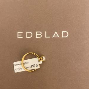 Helt ny guldig ring från Edblad i storlek xs (16.0 mm). Nypris 349 kr jag säljer för 185, helt oänvänd med lappen kvar. Köparen står för frakt eller så kan jag mötas upp i Stockholm. Säljer pågrund av att jag redan har en likadan hemma.