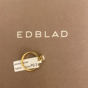 Edblad ring - Helt ny guldig ring från Edblad i storlek xs (16.0 mm). Nypris 349 kr jag säljer för 185, helt oänvänd med lappen kvar. Köparen står för frakt eller så kan jag mötas upp i Stockholm. Säljer pågrund av att jag redan har en likadan hemma.
