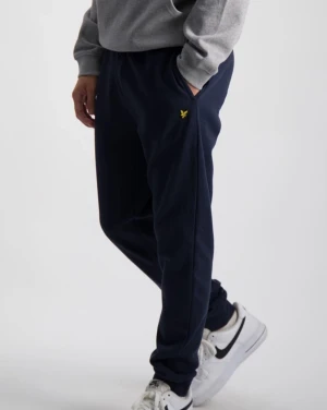 Lyle & Scott mjukisbyxor - Säljer min lillebrors marinblåa mjukisbyxor från Lyle & Scott. Storlek 12-13 år, men skulle annars säga att det är som Xs. Bra skick, köpare står för frakt (kan hämtas upp i Umeå) och skriv gärna vid eventuella frågor😊