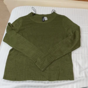 Armé grön stickad tröja - En jättemysig stickad tröja som är i nyskick. Värmer och passar till allt. Är i storlek XS men passar även de som har S. Köparen står för frakten ❤️