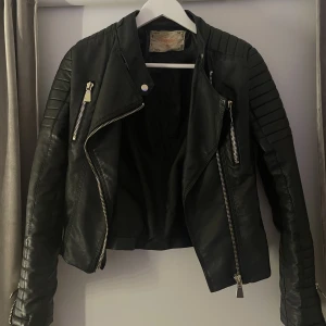 Skinnjacka  - Säljer denna fina skinnjacka från chiquelle, den är i ett väldigt fint skick. Köparen står för frakten💗