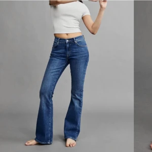 Jeans - Low- mid waist bootcut jeans, aldrig använda köptes för 499 säljer för 250, sitter som en smäck på mig som brukar ha  stl 32-34❤️skriv för fler bilder🫶🏻