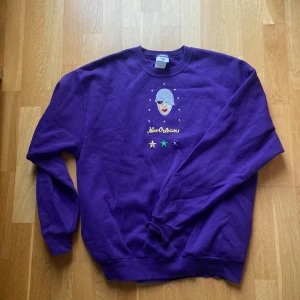 Collegetröja  - Lila sweatshirt med lite roligt tryck! Får aldrig användning av den för passar inte i lila