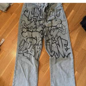 Coola jeans med grafitti tryck