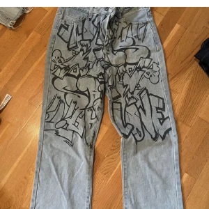 Vintage jeans med tryck - Coola jeans med grafitti tryck