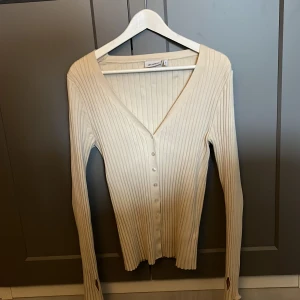 Weekday tröja storlek M - Tröja från weekday med knappar. Storlek M men ganska stor i storlek så passar dig som har L.   Använd men i fint skick. Hel och ren. 