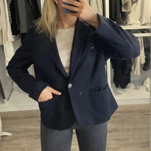 Kavaj - Så fin kavaj i herrstorlek 44 men passar mig som är en xs/s! Buda från 150kr exklusive frakt 🖤