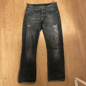 jeans med slitna detaljer - Snygga blåa jeans från nudie med slitna detaljer på både bak och framsida i bra skick, köpta här på plick, använda fåtal gånger av mig. Skicka dm vid frågor eller fler bilder, läs bio! 😎💕