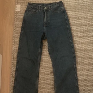 Jeans - Vanliga blåa straight leg jeans som är helt för små för mig från weekday
