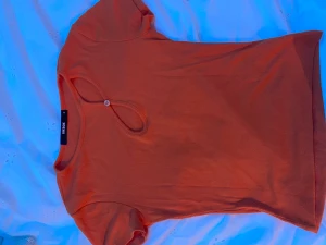 Bikbok tröja - Säljer min oanvända tröja ifrån bikbok som jag köpte förra året men den sitter inte som jag vill den ska så den har aldrig kommit till användning, köparen står för frakten.