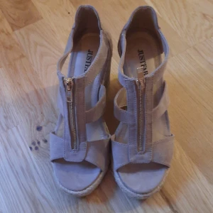 Partyskorna med klass  - Jätte snygga höga sommarsandaletter med kilklack.