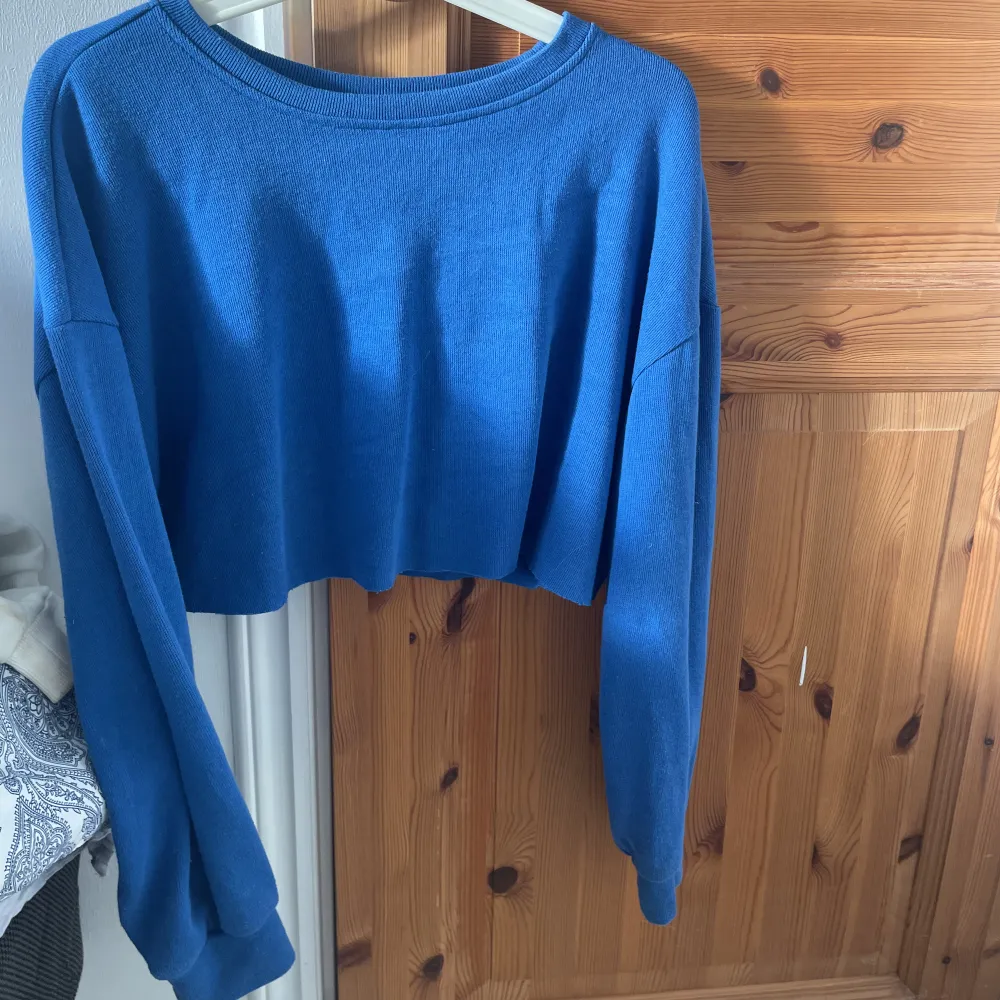 Jättefin blå sweatshirt som säljes då den ej kommer till användning.⚡️💫✨. Tröjor & Koftor.