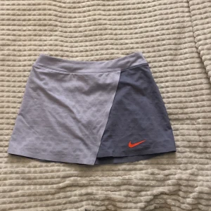 Tenniskjol - En väldigt fin tennis/träningskjol som aldrig använts eftersom det inte var min typ, nypris 600 kr