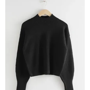 stickad tröja - En jätteskön och snygg stickad tröja från &other stories. Tröjan är i fint skick & säljer pågrund av att den inte kommer till användning💕 nypris 350kr, säljer för 189kr+frakt