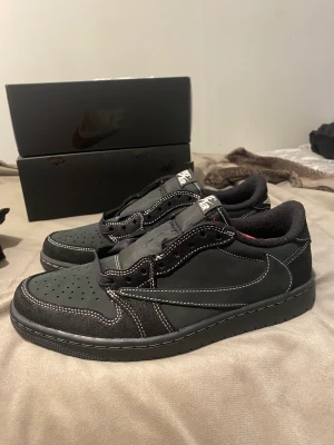 Air jordan 1 x Travis scott - Air jordan 1 x Travis scott black phantom Storlek 42 EU Helt nya, inköpta på snkrs Annonsen ligger ute på flera sidor Inga byten