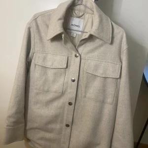 Skjortjacka - Skjortjacka från monki, trendig vårjacka! Som ny! xxs men sitter mer som en xs-s 