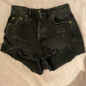 Jeans shorts från Hm. använda många gånger men fortfarande i bra skick. 