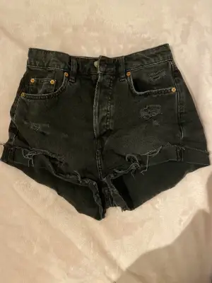 Jeans shorts från Hm. använda många gånger men fortfarande i bra skick. 