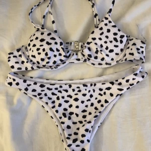 Shein bikini - Superfin prickig bikini från shein som tyvärr inte passade mig och är endast testad. Den är utsåld på shein och skulle säga att detta är en xs/s och inte en m☺️