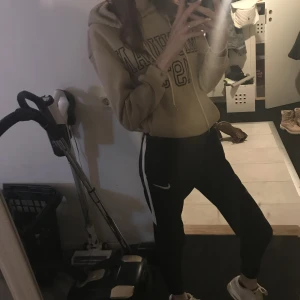 Nike träningsbyxor - Jätte fina Nike byxor jag gick i present som dock är för kort i benen på mig som är 173 ish , storlek m men passar s . Säljer för 150 +frakt. Använda Max 2 gånger 