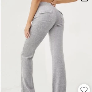 Juciy byxor grå - Säljer mina Juciy byxor då dem inte kommer till andvändning för dem är i fel storlek .Skulle även kunna byata med någon som har xxs.Dem är även uppsydda några cm men är fortfarande långa. Skriv för fler bilder. Frakt ingår ej 