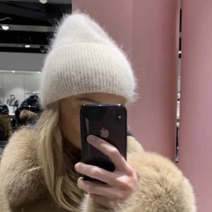 Mohair mössa - Oanvänd mössa i mohair och kashmir nypris 400kr💘