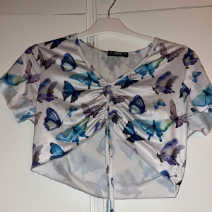 Somriga toppar - Olika somriga toppar från SHEIN. Säljes pga jag ej använder dom. 30 kr/st. Alla i storlek xs samt S,  finns snörning/scrunch som kan justeras💖 skriv för fler bilder