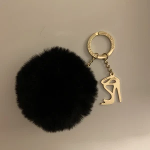 Nyckelring - Jättesöt nyckelring med söt svart boll, aldrig använd.