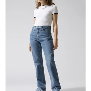 Voyage high straight jeans  - Säljer dessa högmidjade jeans från weekday i färgen  Harper blue. Nypris 500kr😁