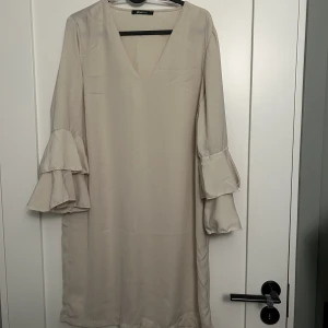 Tunika/klänning i beige  - Tunika/klänning i beige från Gina Tricot. Superfint skick!  