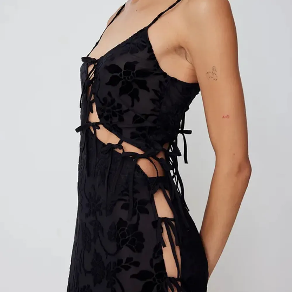 Jag söker denna klänningen från Ella Karberg x NAKD i storlek 34 eller 36! Kan betala bra 🫶🏻. Klänningar.