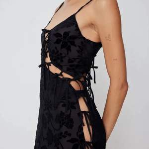 Jag söker denna klänningen från Ella Karberg x NAKD i storlek 34 eller 36! Kan betala bra 🫶🏻