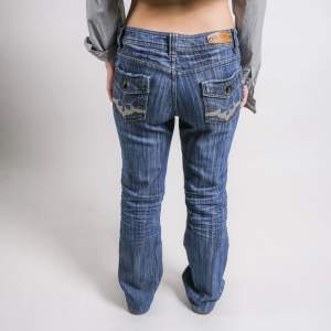 Ett par jeans från You Yi Pin som passar dig som är lite kortare, modellen på bilden är 160 cm och bär normal stl s men passar både större och mindre beroende på önskad passform.  Mått: 29x30