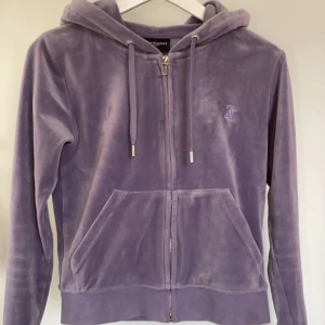 Lila juicy kofta  - Intressekoll En lila juicy couture kofta som inte längre kommer till användning💜❤️