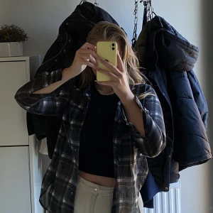 Skjorta - Sjukt snygg tunn skjorta med små knappar (lite oversized)