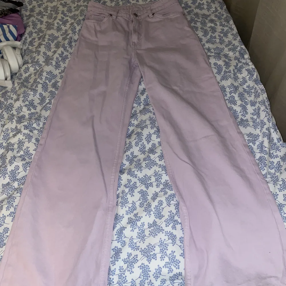 Jeans från monki i ljuslila/rosa färg Storlek 26 i midja. Jeans & Byxor.