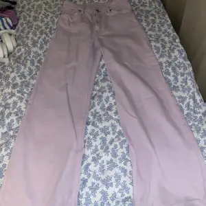 Jeans från monki i ljuslila/rosa färg Storlek 26 i midja
