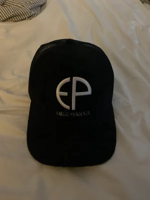 Emilio pendenza keps - Säljer min emilio pendenza keps då jag inte tyckte den passade mig riktigt, använd fåtal gånger så stort sätt nyskick Nypris 550 tänker mig 350 elr diskuteras