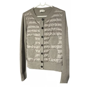 Moncler cardigan  - Moncler cardigan, Grå - Size, L men passar M 👕 - Skick, som ny använt fåtal gånger✨ - kan fraktas eller mötas upp📦 Bin: 4399 Bud: 3999 Ställ görna frågor svarar inom 15 min 🕰️😉