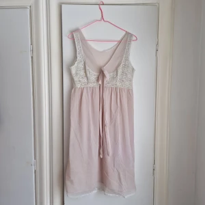 VINTAGE nattlinne  - Fint nattlinne i grå-rosa nyans. Skirt tylltyg som faller fint! Vita spetsdetaljer. Behöver en tvätt för att återfå en klarare färg. Ser för tillfället grå och lite solkig ut, men har potential!  Uppskattas passa M / 38-40