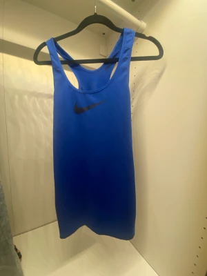  Nike linne  - Blått tränings linne ifrån NIKE, skulle även säga att denna passar S och M 💗