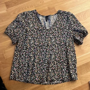 T-shirt  - Fin använd skick