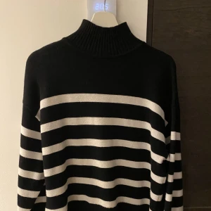 Stickad tröja - Detta är en fin stickad tröja från zara. Har använt den några gånger men är nästa i ny skick. Tröja är i storlek S💕
