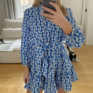 Klänning - Blå/vit klänning från zara som är Såå fin! Aldrig använd då jag beställde 2 storlekar prislapp sitter kvar🤍 Frakt tillkommer!