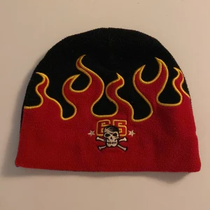 Y2K beanie  - Y2K mössa jag själv aldrig använt, väldigt bra skick. Pris kan diskuteras 