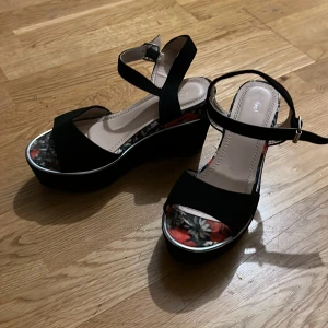 Klack skor - Klack sandaler i storlek 36 somriga 