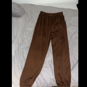 Bruna mjukisbyxor - Bruna mjukisbyxor från SHEIN.  Storlek: M 38