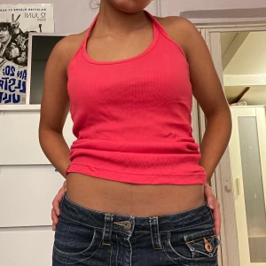 Topp  - Sommar topp jag själv klippt i för att kunna knyta. Man kan se det men inget som riktigt syns när man har på sig den. Säljer då den är tyvärr lite för stor på mig :( Köpare står för frakten annars möts jag upp i Sthlm 